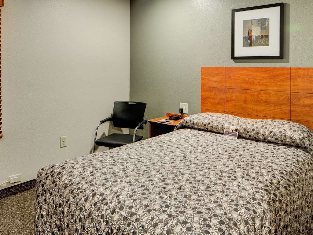 Woodspring Suites Louisville Clarksville Room photo